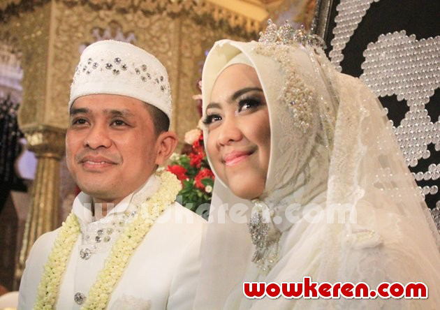 Gambar Foto Pernikahan Oki Setiana Dewi dan Ory Vitrio