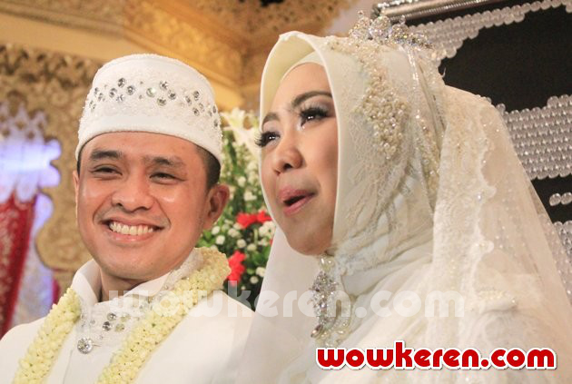Gambar Foto Pernikahan Oki Setiana Dewi dan Ory Vitrio