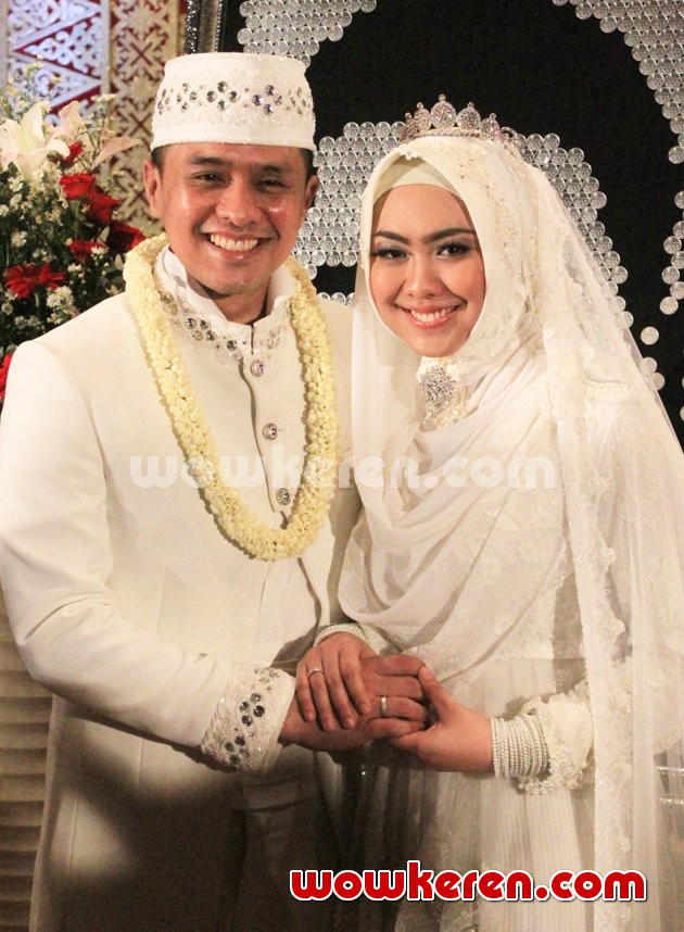 Gambar Foto Pernikahan Oki Setiana Dewi dan Ory Vitrio