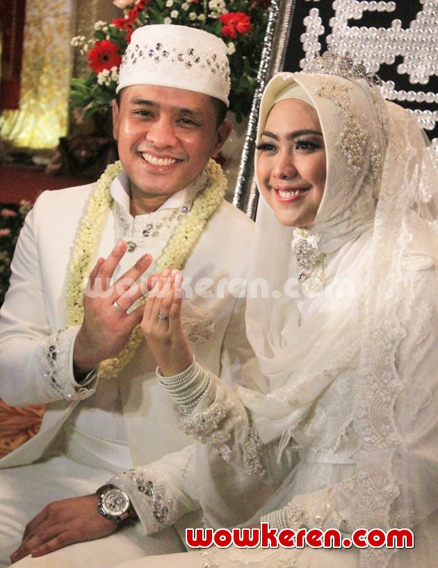 Gambar Foto Pernikahan Oki Setiana Dewi dan Ory Vitrio