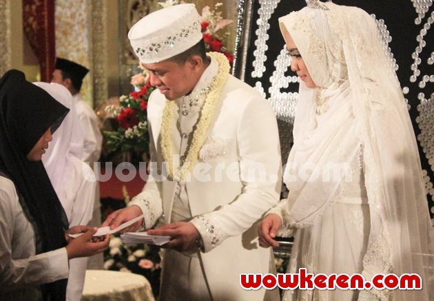 Gambar Foto Oki Setiana Dewi dan Ory Vitrio Berikan Santunan pada Anak Yatim Piatu
