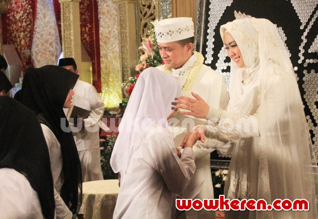 Gambar Foto Oki Setiana Dewi dan Ory Vitrio Berikan Santunan pada Anak Yatim Piatu