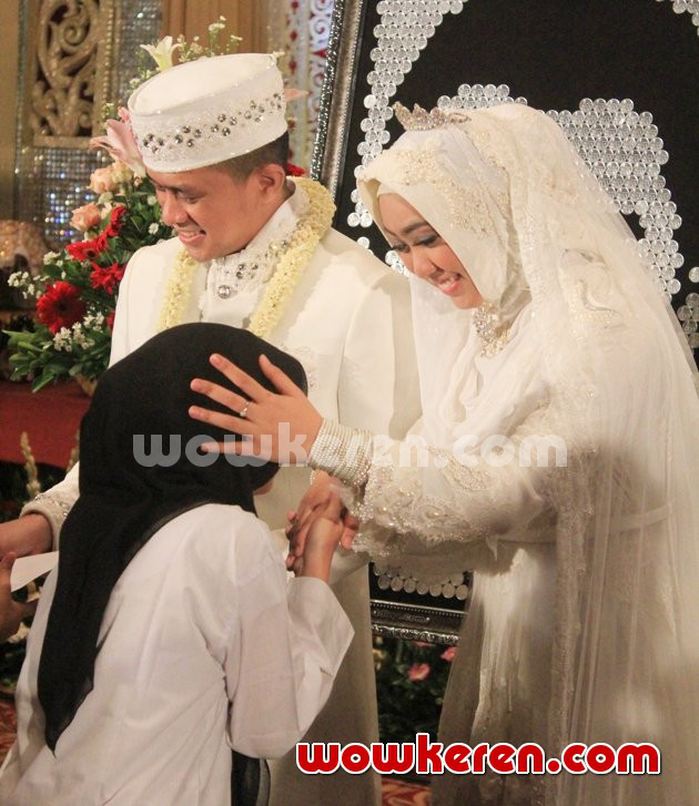 Gambar Foto Oki Setiana Dewi dan Ory Vitrio Berikan Santunan pada Anak Yatim Piatu