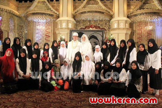Gambar Foto Pernikahan Oki Setiana Dewi dan Ory Vitrio
