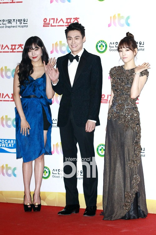 Gambar Foto Tiffany dan Tae Yeon Girls' Generation serta Oh Sang Jin di Red Carpet Golden Disk Awards 2014
