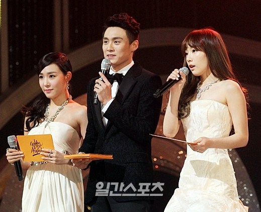 Gambar Foto Tiffany dan Tae Yeon Girls' Generation serta Oh Sang Jin Menjadi Host Golden Disk Awards 2014