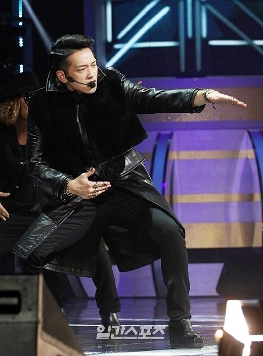 Gambar Foto Penampilan Rain di Panggung Golden Disk Awards 2014