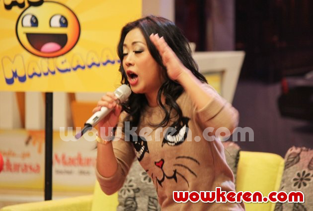 Gambar Foto Soimah di Acara 'Yuk Keep Smile'