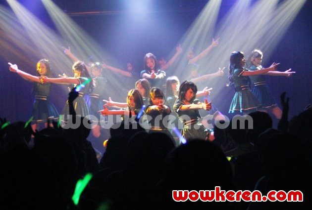Gambar Foto JKT48 Saat Tampil Bawakan Setlist Baru 'Dareka no Tame ni - Demi Seseorang'