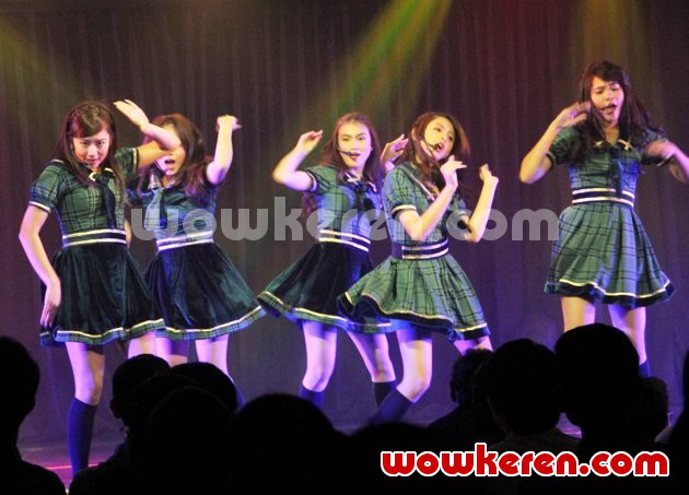 Gambar Foto JKT48 Saat Tampil Bawakan Setlist Baru 'Dareka no Tame ni - Demi Seseorang'