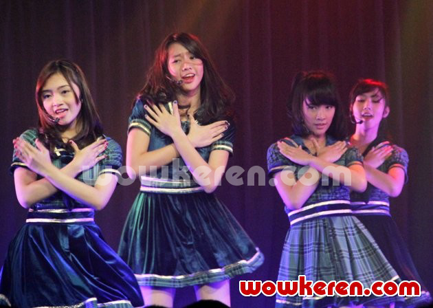 Gambar Foto JKT48 Saat Tampil Bawakan Setlist Baru 'Dareka no Tame ni - Demi Seseorang'