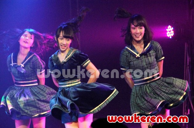 Gambar Foto JKT48 Saat Tampil Bawakan Setlist Baru 'Dareka no Tame ni - Demi Seseorang'