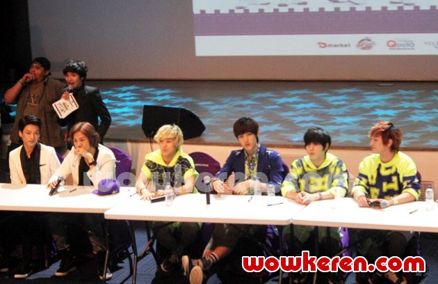 Gambar Foto LC9 dan Lunafly Saat Sesi Tanda Tangan