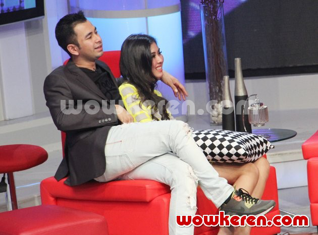 Gambar Foto Raffi Ahmad dan Syahnaz Sadiqah di Jumpa Pers Dahsyatnya Awards 2014