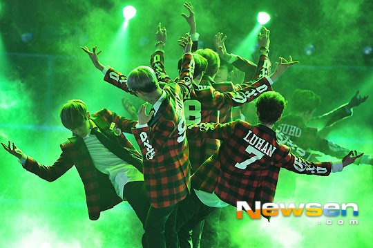 Gambar Foto Penampilan EXO di Ajang Seoul Music Awards 2014