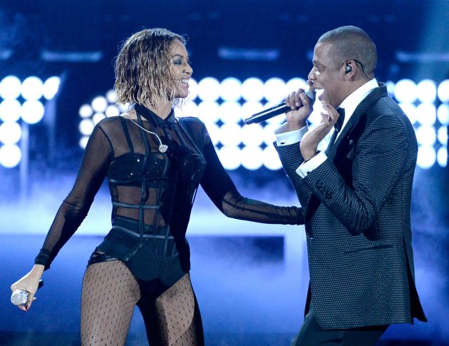 Foto Beyonce Knowles dan Jay-Z Nyanyikan Lagu 'Drunk in Love' di Panggung Grammy Awards 2014