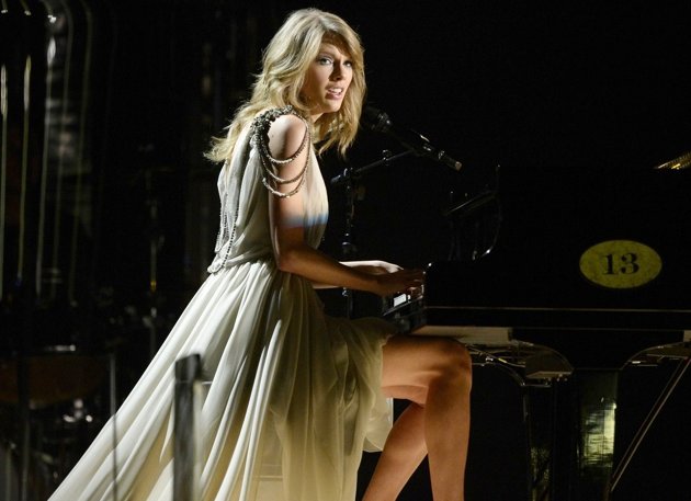 Gambar Foto Taylor Swift Menyanyikan Lagu 'All Too Well'