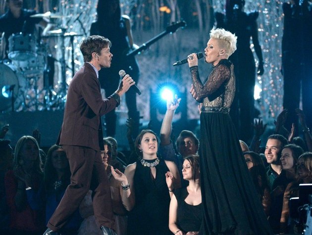 Gambar Foto Pink dan Nate Ruess Fun. Saat Nyanyikan Lagu 'Just Give Me a Reason'