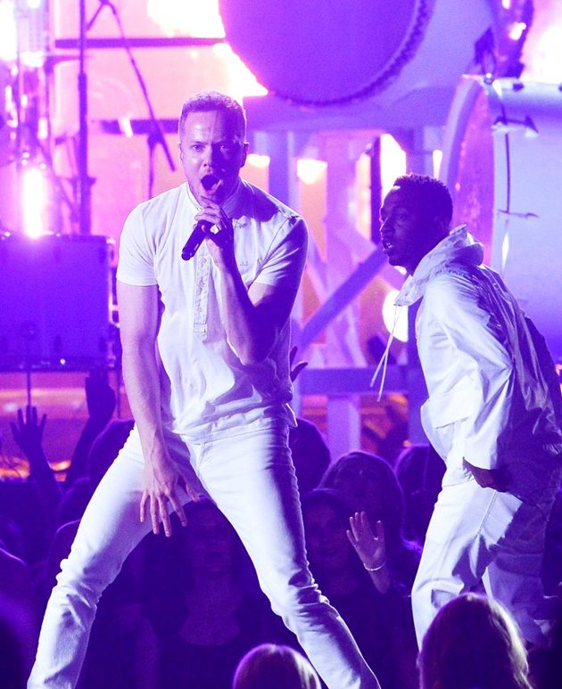 Gambar Foto Penampilan Imagine Dragons dan Kendrick Lamar Nyanyikan Lagu 'Radioactive'