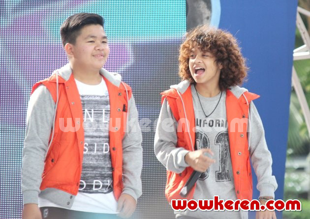 Gambar Foto Kiki dan Bastian Coboy Junior Saat Tampil di Acara 'Musik Sore Seru'