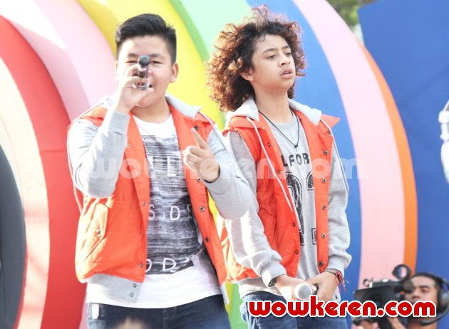 Gambar Foto Kiki dan Bastian Coboy Junior Saat Tampil di Acara 'Musik Sore Seru'