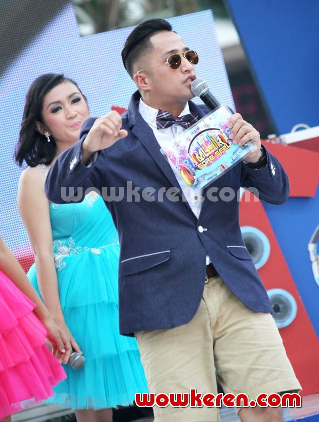 Gambar Foto Irfan Hakim Saat Menjadi Host Acara 'Musik Sore Seru'