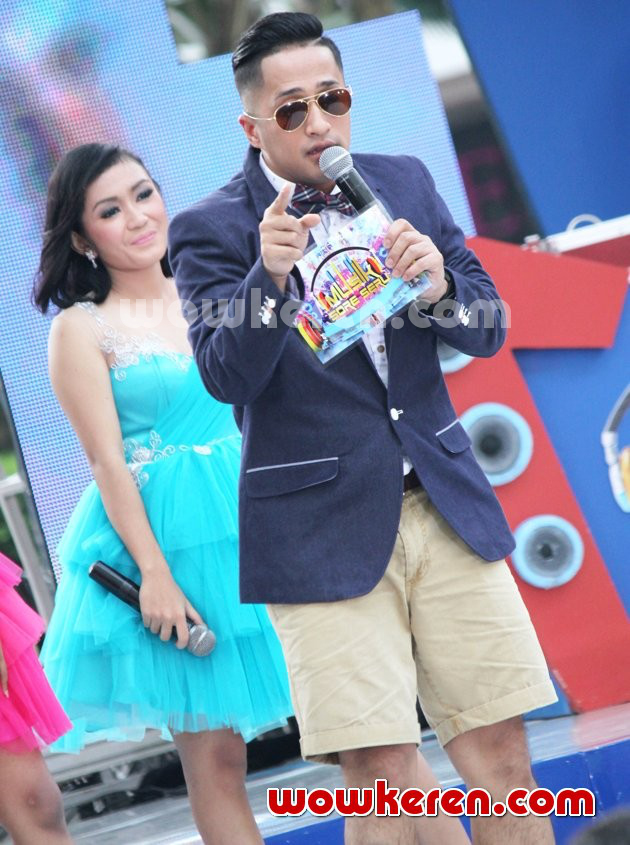 Gambar Foto Irfan Hakim Saat Menjadi Host Acara 'Musik Sore Seru'