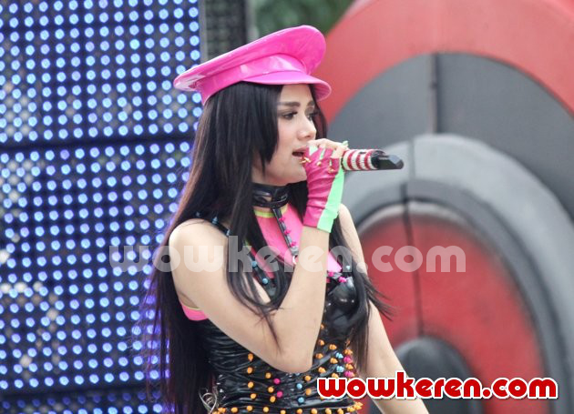 Gambar Foto Mulan Jameela Saat Tampil di Acara 'Musik Sore Seru'