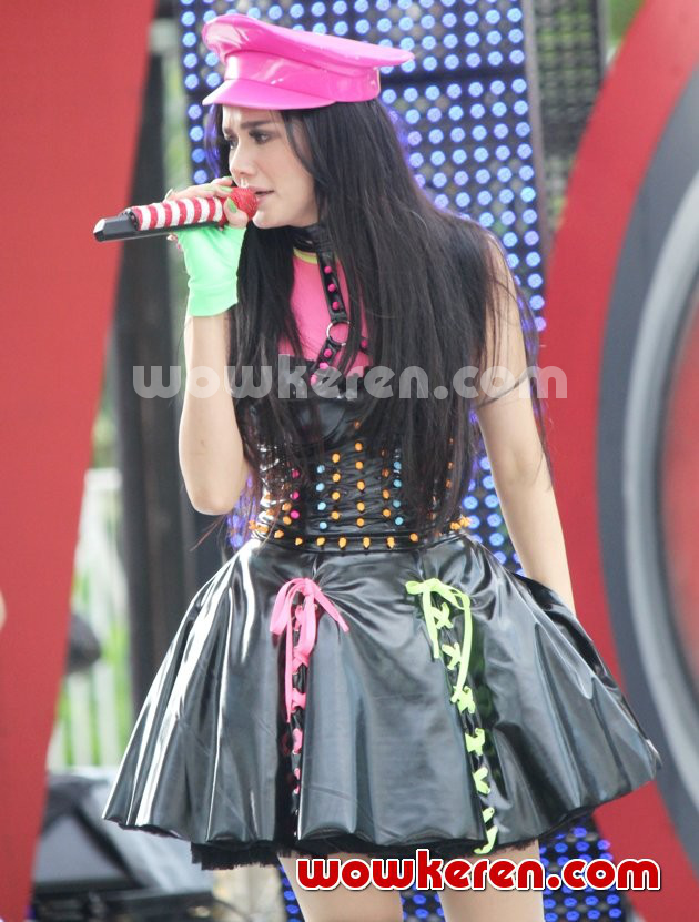 Gambar Foto Mulan Jameela Saat Tampil di Acara 'Musik Sore Seru'
