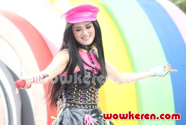 Gambar Foto Mulan Jameela Saat Tampil di Acara 'Musik Sore Seru'