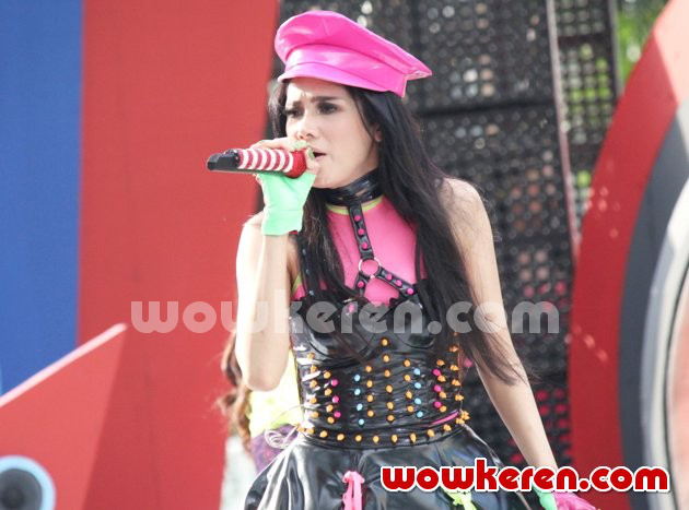 Gambar Foto Mulan Jameela Saat Tampil di Acara 'Musik Sore Seru'