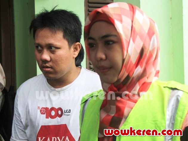 Gambar Foto Oki Setiana Dewi Saat Memberikan Bantuan pada Korban Banjir