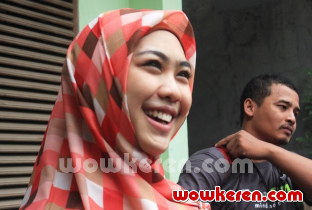 Gambar Foto Oki Setiana Dewi Saat Memberikan Bantuan pada Korban Banjir