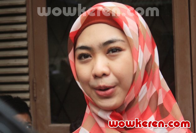 Gambar Foto Oki Setiana Dewi Saat Memberikan Bantuan pada Korban Banjir