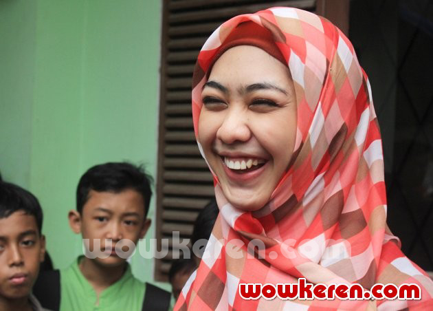 Gambar Foto Oki Setiana Dewi Saat Memberikan Bantuan pada Korban Banjir