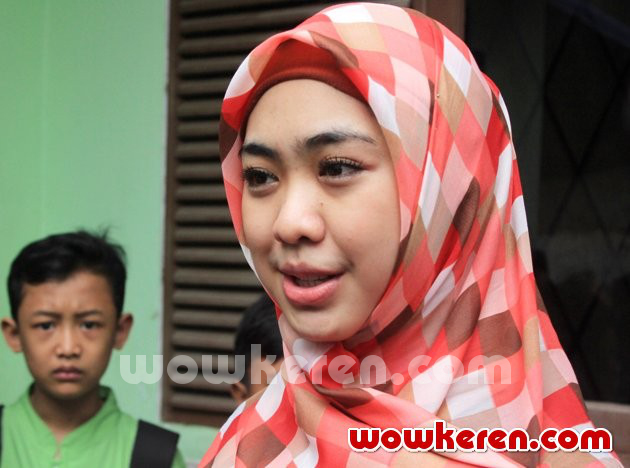 Gambar Foto Oki Setiana Dewi Saat Memberikan Bantuan pada Korban Banjir