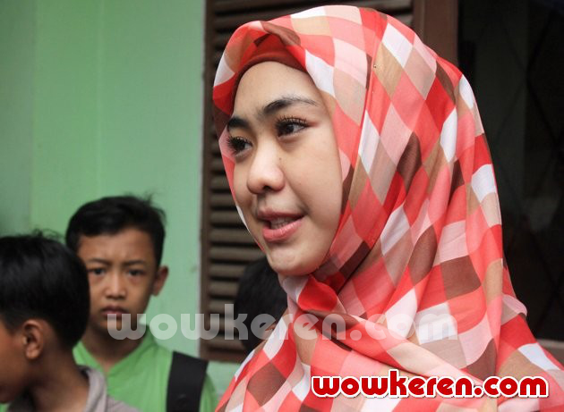 Gambar Foto Oki Setiana Dewi Saat Memberikan Bantuan pada Korban Banjir