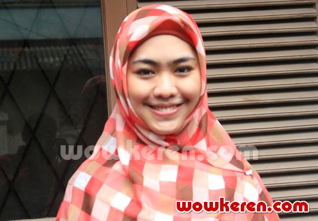 Gambar Foto Oki Setiana Dewi Saat Memberikan Bantuan pada Korban Banjir