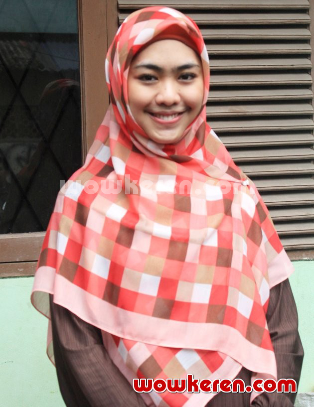 Gambar Foto Oki Setiana Dewi Saat Memberikan Bantuan pada Korban Banjir