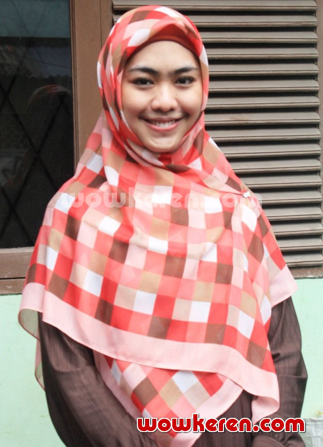 Gambar Foto Oki Setiana Dewi Saat Memberikan Bantuan pada Korban Banjir