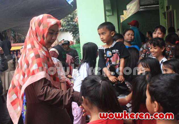 Gambar Foto Oki Setiana Dewi Saat Memberikan Bantuan pada Korban Banjir