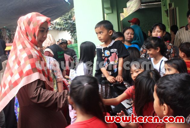Gambar Foto Oki Setiana Dewi Saat Memberikan Bantuan pada Korban Banjir
