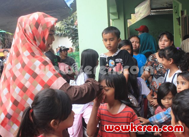 Gambar Foto Oki Setiana Dewi Saat Memberikan Bantuan pada Korban Banjir