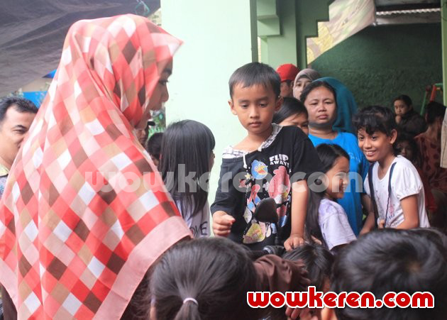 Gambar Foto Oki Setiana Dewi Saat Memberikan Bantuan pada Korban Banjir