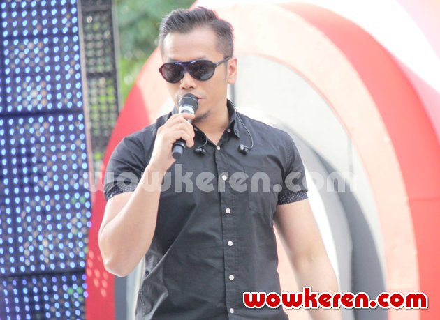 Gambar Foto Sammy Simorangkir Saat Tampil di Acara 'Musik Sore Seru'