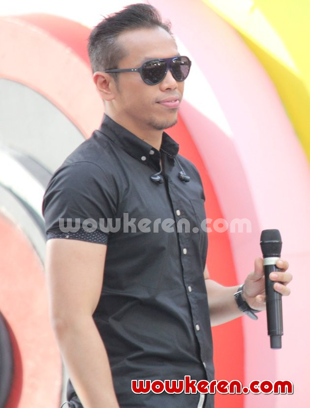 Gambar Foto Sammy Simorangkir Saat Tampil di Acara 'Musik Sore Seru'