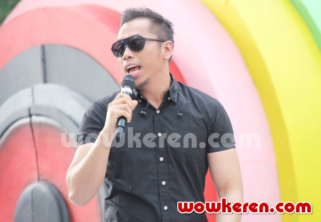 Gambar Foto Sammy Simorangkir Saat Tampil di Acara 'Musik Sore Seru'