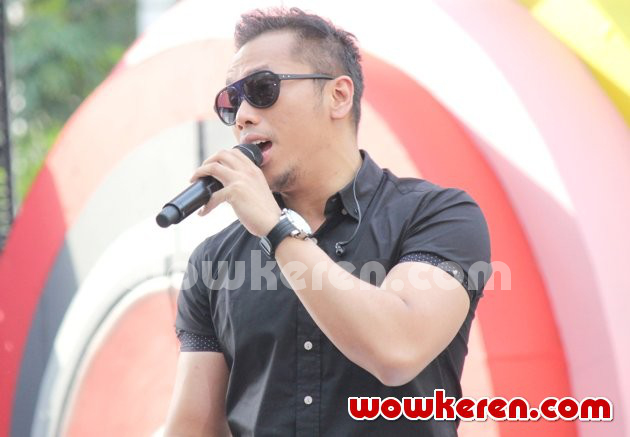 Gambar Foto Sammy Simorangkir Saat Tampil di Acara 'Musik Sore Seru'