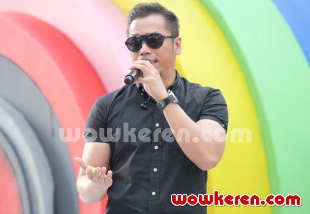 Gambar Foto Sammy Simorangkir Saat Tampil di Acara 'Musik Sore Seru'