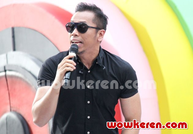 Gambar Foto Sammy Simorangkir Saat Tampil di Acara 'Musik Sore Seru'